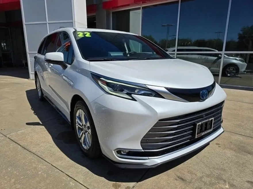 2022 Toyota Sienna Platinum photo 1