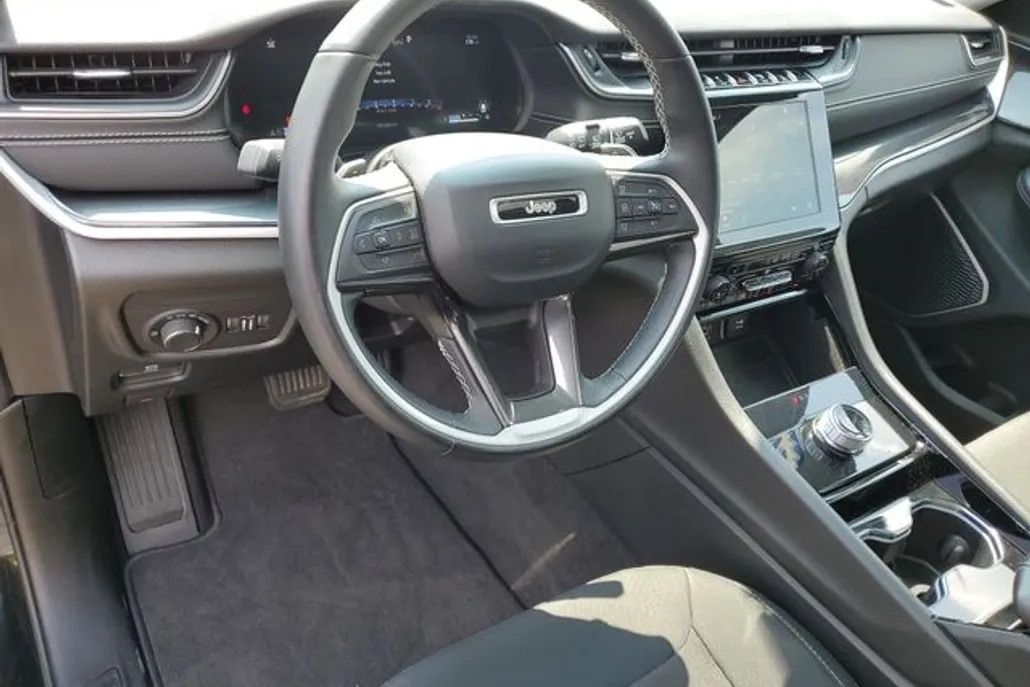2022 Jeep Grand Cherokee Laredo photo 1