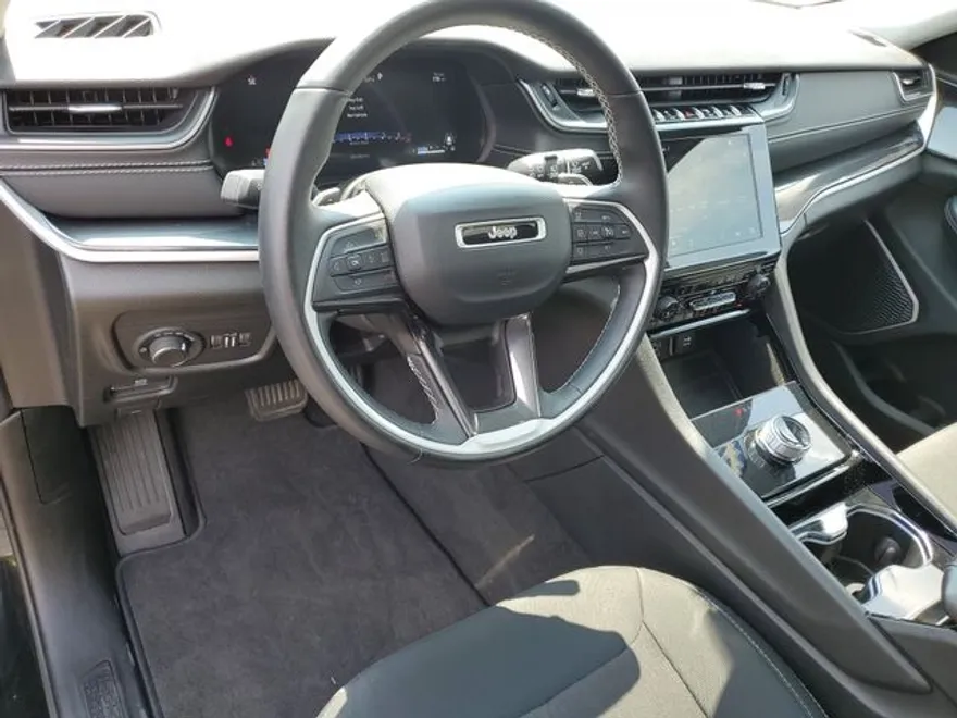 2022 Jeep Grand Cherokee Laredo photo 1