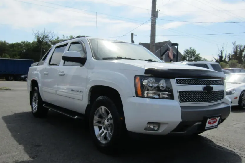 2011 Chevrolet Avalanche LT photo 1