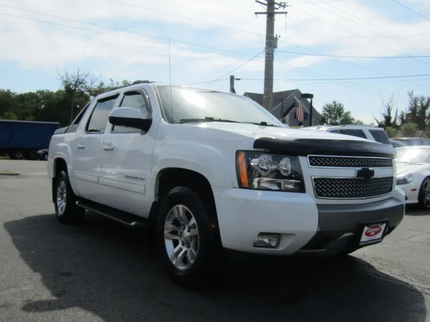 2011 Chevrolet Avalanche LT photo 1