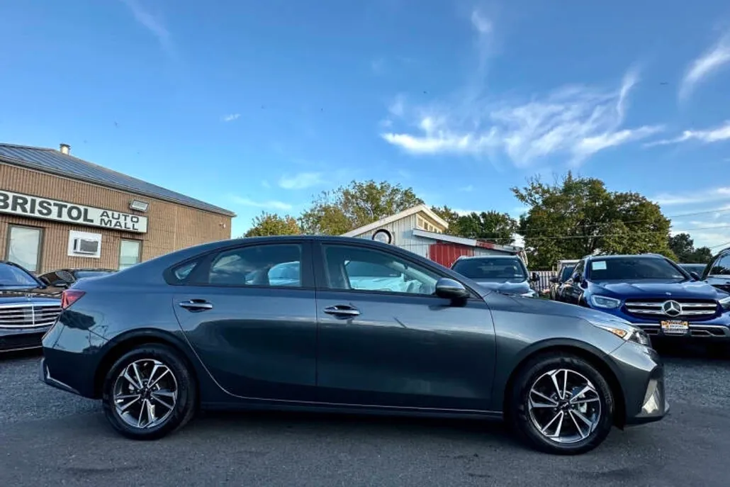 2023 Kia Forte LXS photo 1