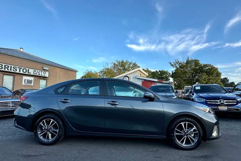 2023 Kia Forte LXS photo 1