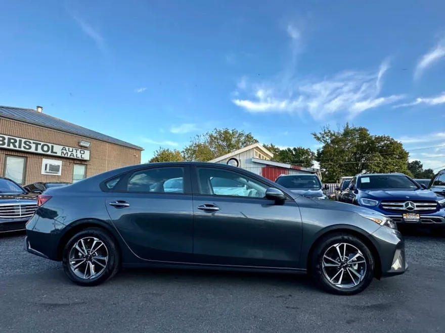 2023 Kia Forte LXS photo 1