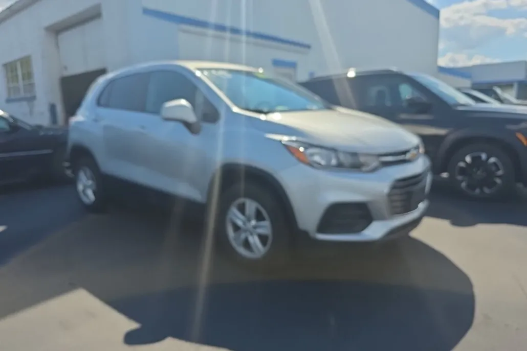 2022 Chevrolet Trax LS photo 1