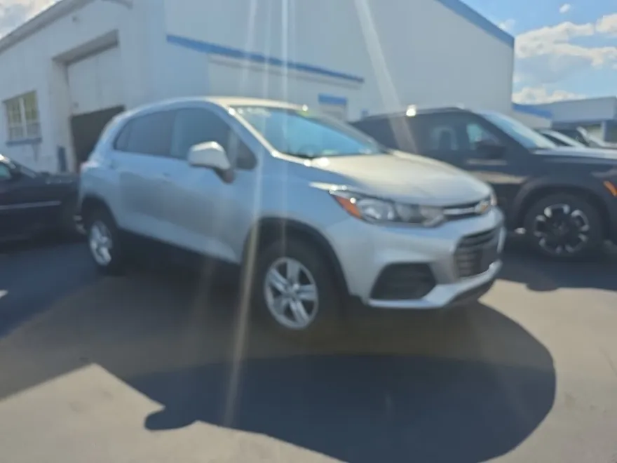2022 Chevrolet Trax LS photo 1