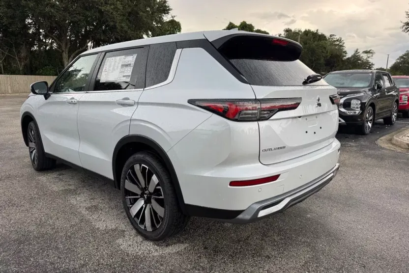 2025 Mitsubishi Outlander SE photo 1