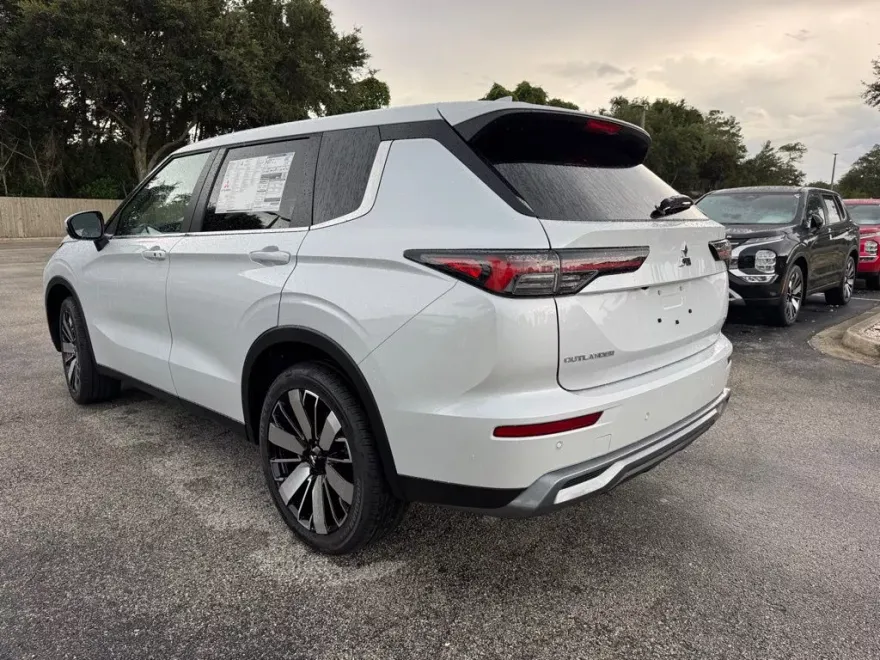 2025 Mitsubishi Outlander SE photo 1