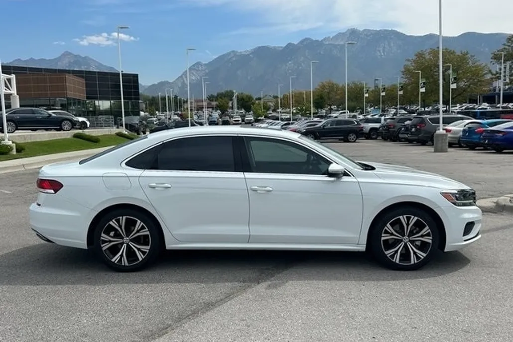 2022 Volkswagen Passat 2.0T SE photo 1