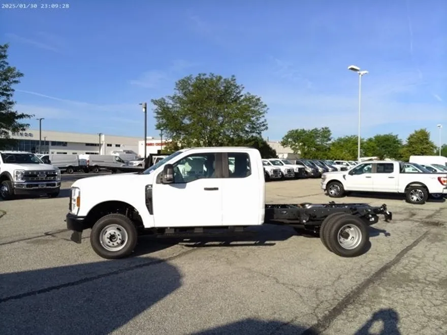2025 Ford F-350 XL photo 1
