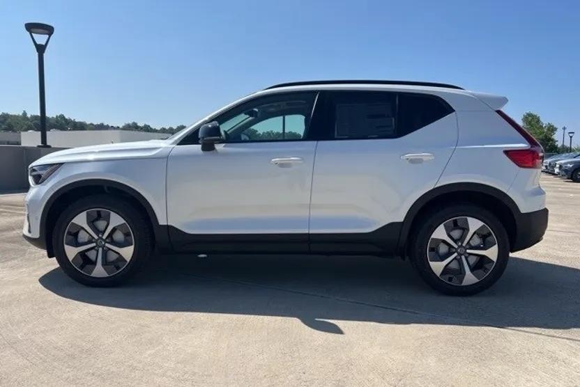 2026 Volvo XC40 Plus photo 1
