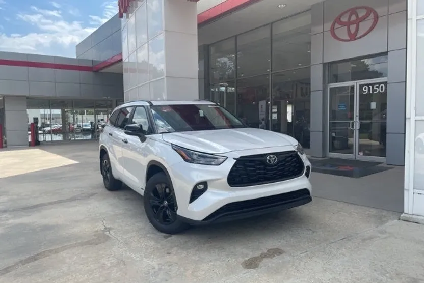 2025 Toyota Highlander Hybrid XLE photo 1