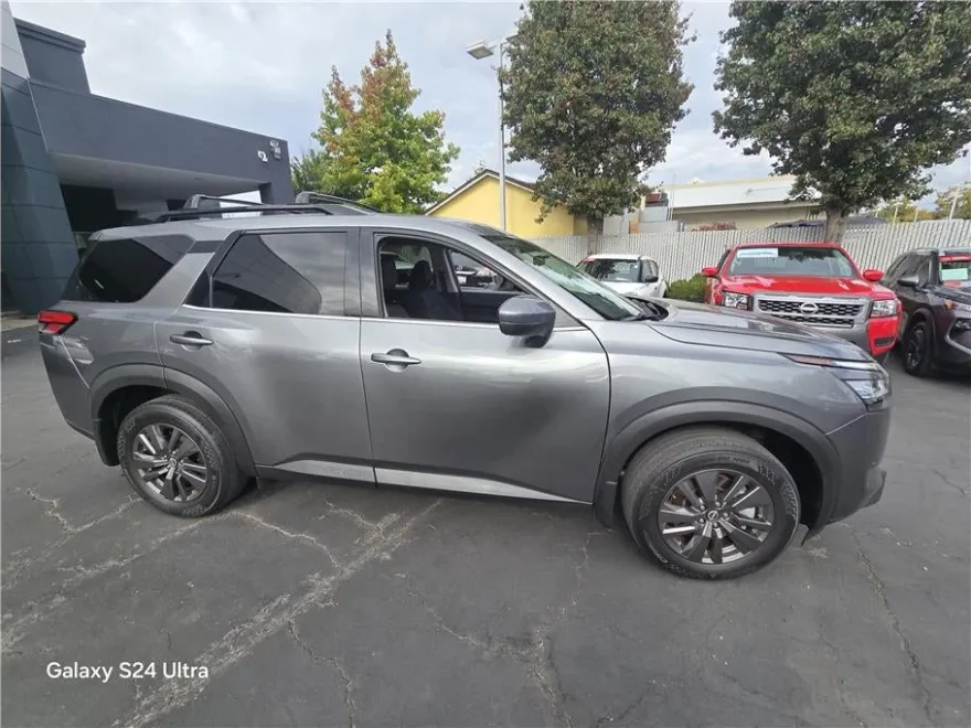 2022 Nissan Pathfinder SV photo 1