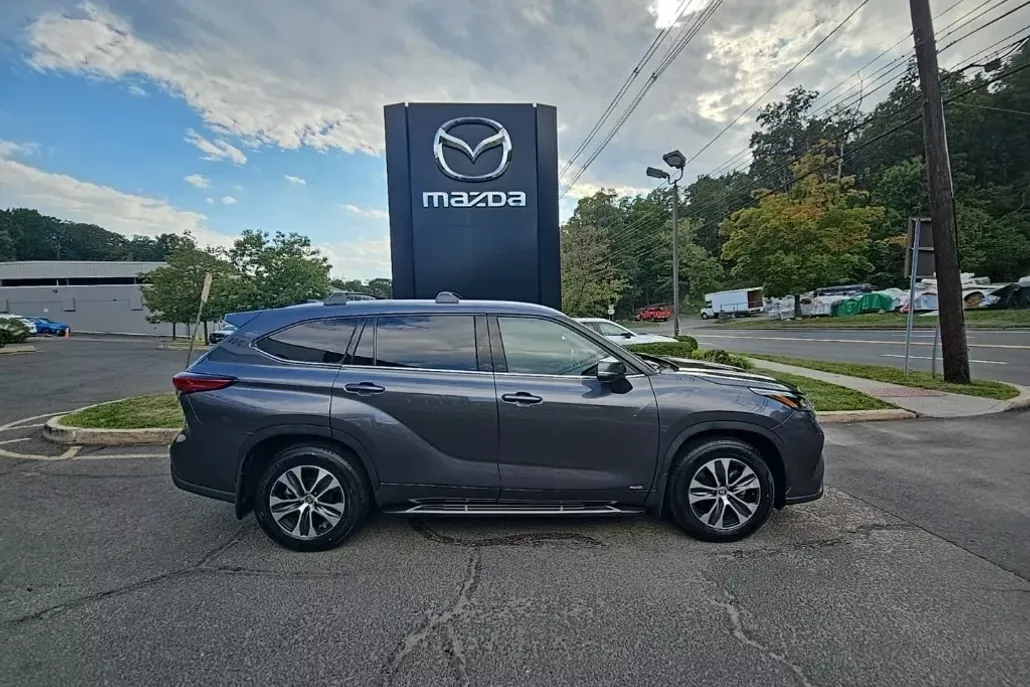 2022 Toyota Highlander Hybrid XLE photo 1