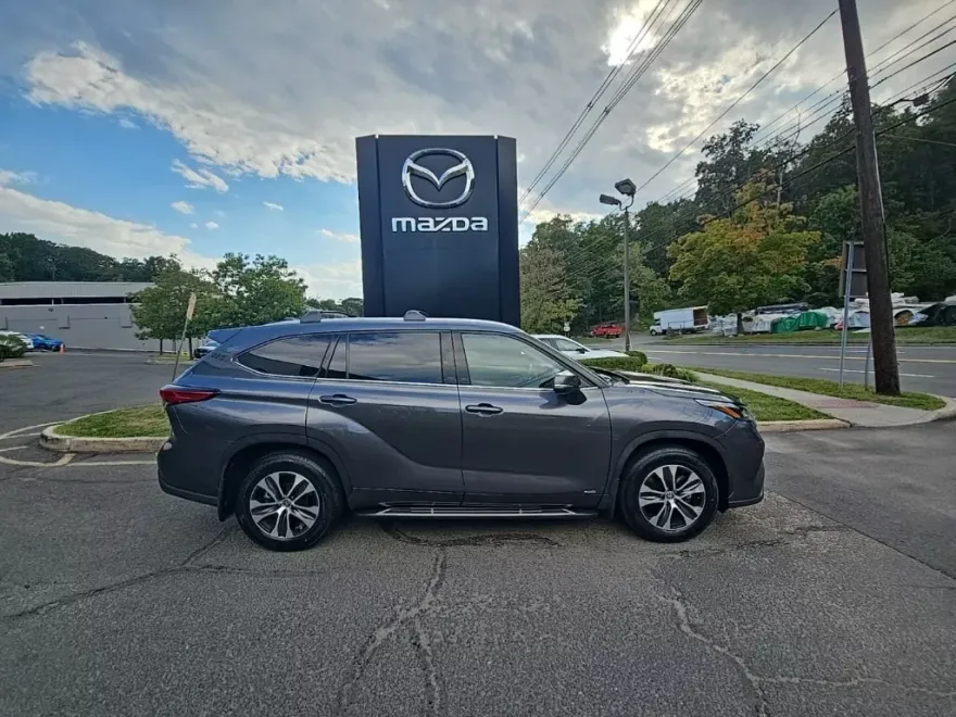 2022 Toyota Highlander Hybrid XLE photo 1