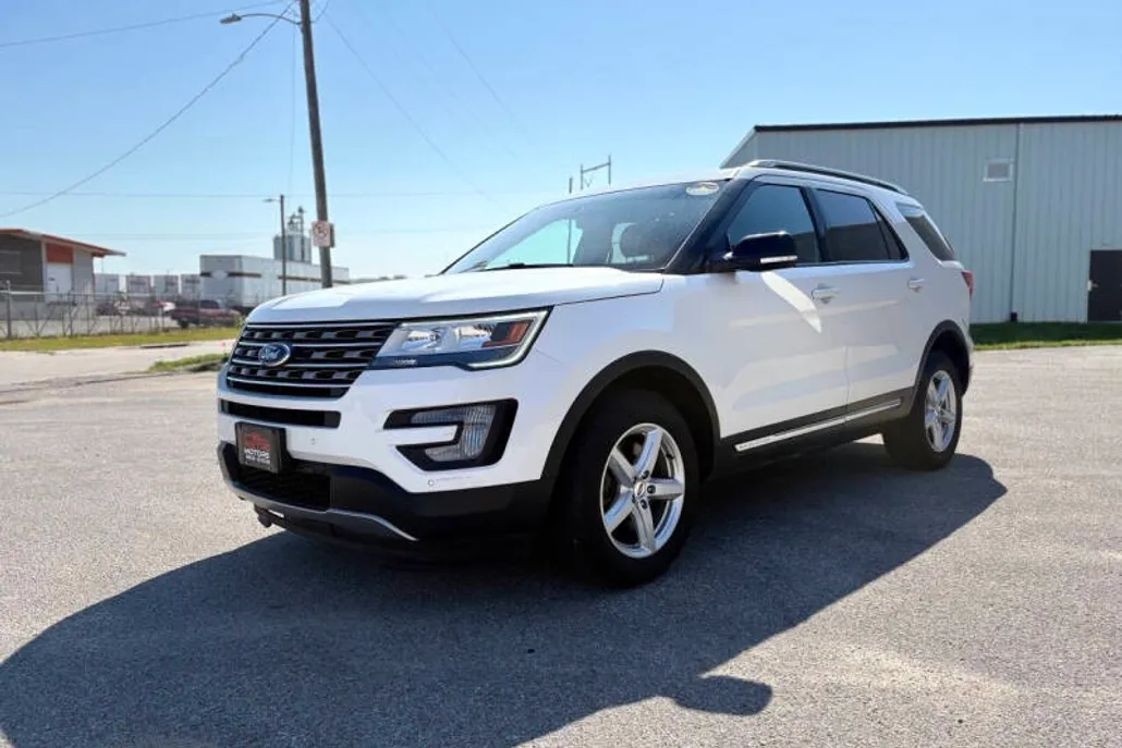 2017 Ford Explorer XLT photo 1