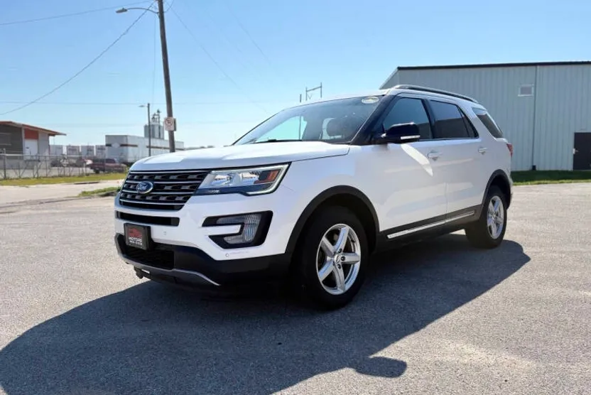 2017 Ford Explorer XLT photo 1