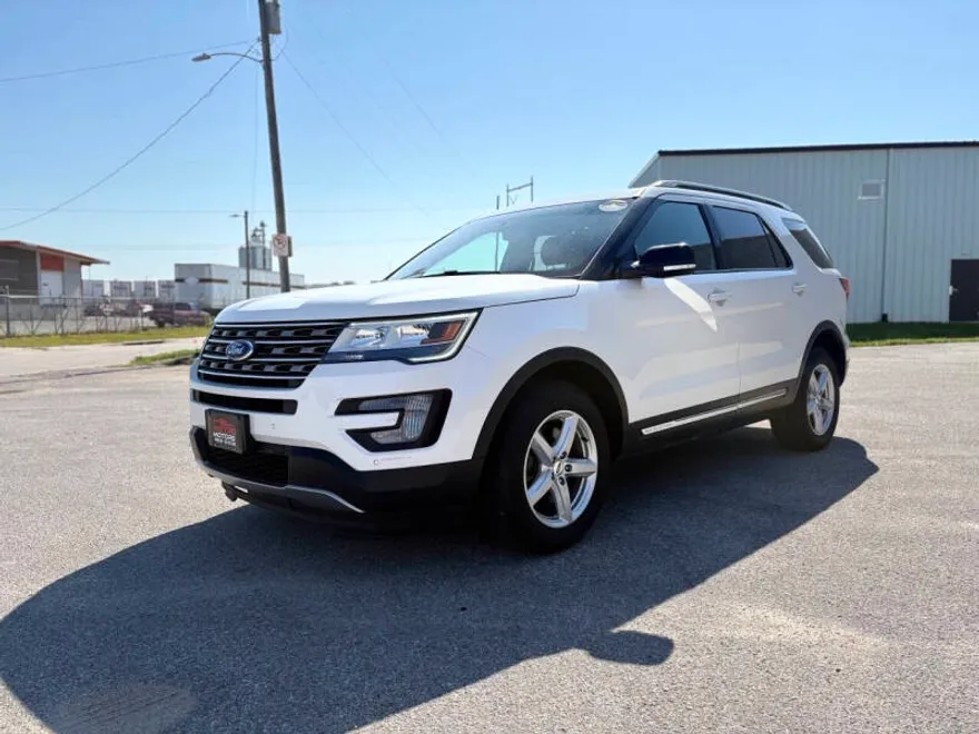 2017 Ford Explorer XLT photo 1