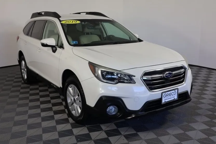 2019 Subaru Outback 2.5i Premium photo 1