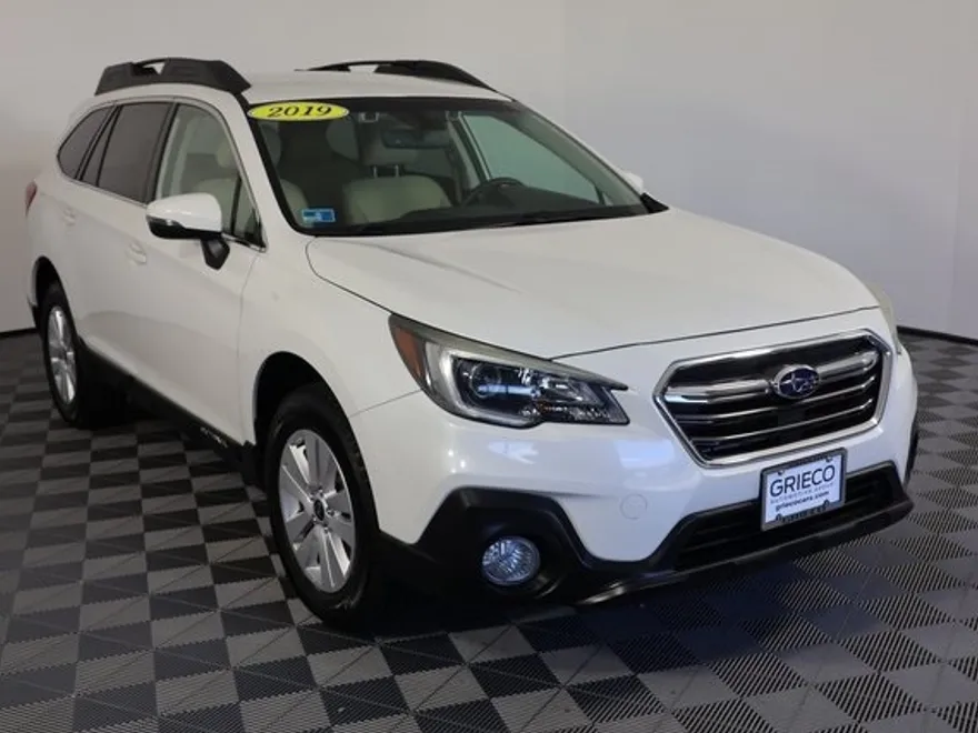 2019 Subaru Outback 2.5i Premium photo 1
