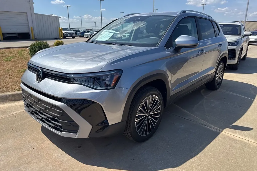 2025 Volkswagen Taos SE photo 1