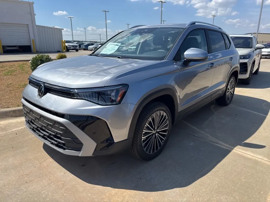 2025 Volkswagen Taos SE photo 1
