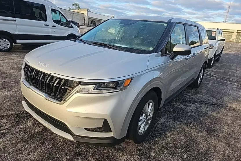 2023 Kia Carnival LX photo 1