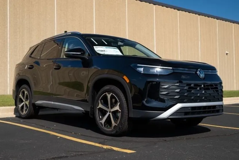 2025 Volkswagen Tiguan SE photo 1