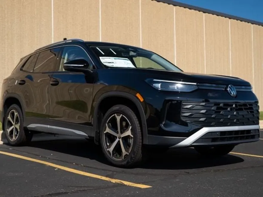 2025 Volkswagen Tiguan SE photo 1