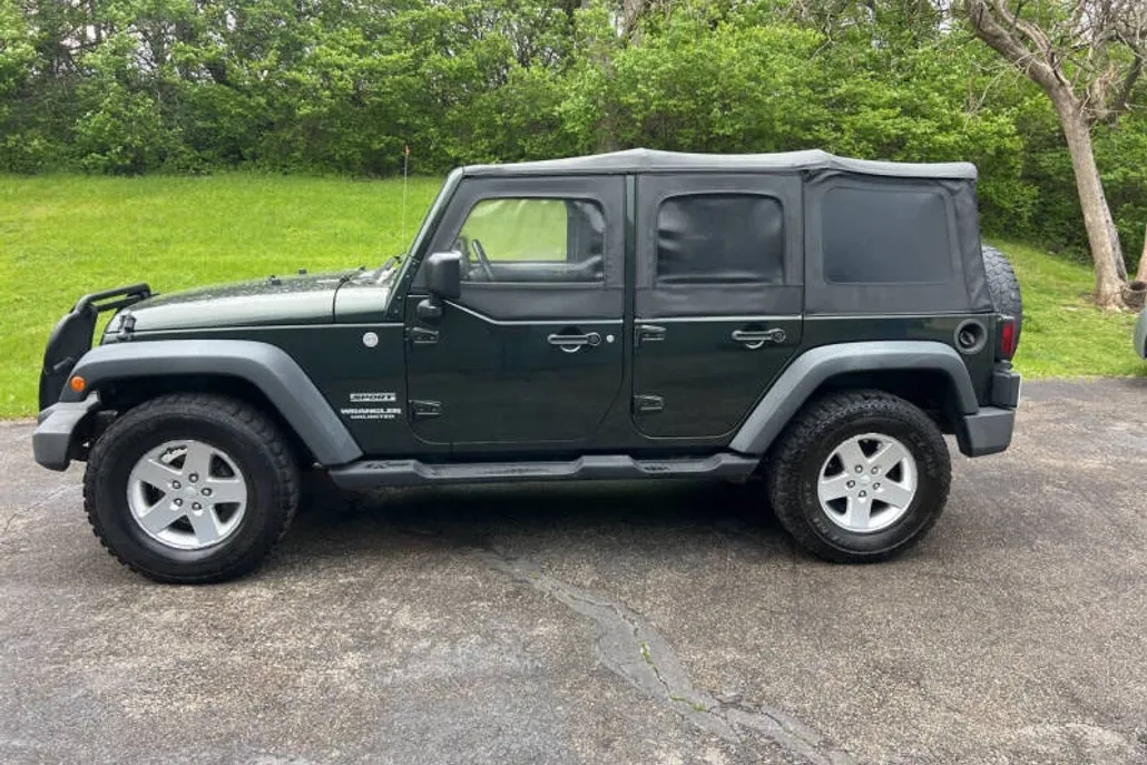 2010 Jeep Wrangler Unlimited Sport photo 1
