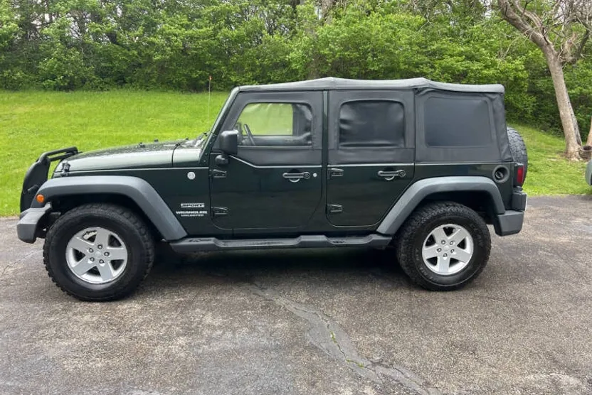 2010 Jeep Wrangler Unlimited Sport photo 1