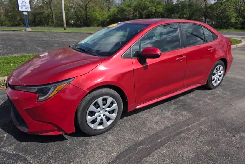 2021 Toyota Corolla LE photo 1