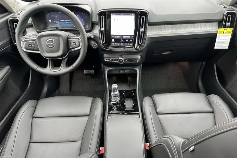 2026 Volvo XC40 AWD Plus photo 1