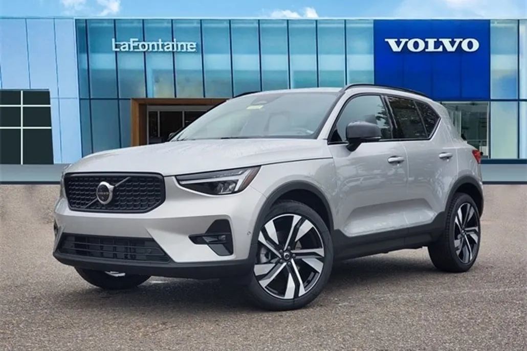 2025 Volvo XC40 Plus photo 1