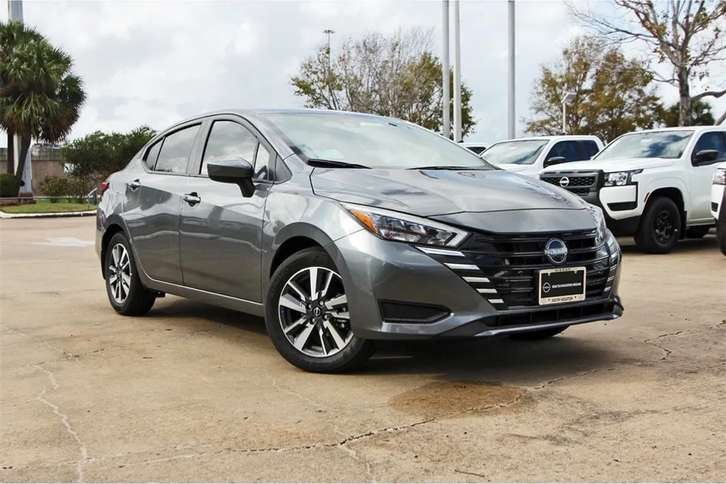 2025 Nissan Versa 1.6 SV photo 1