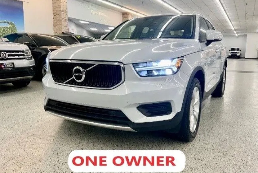 2022 Volvo XC40 Momentum photo 1