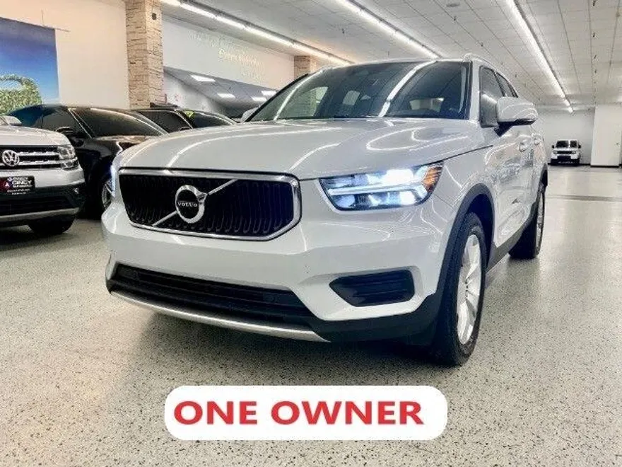 2022 Volvo XC40 Momentum photo 1