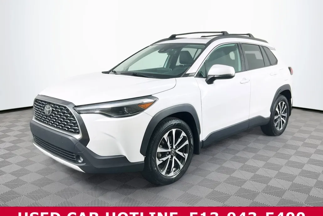 2022 Toyota Corolla Cross XLE photo 1