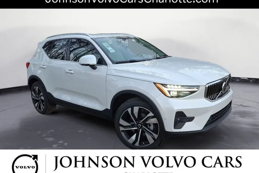 2025 Volvo XC40 photo 1