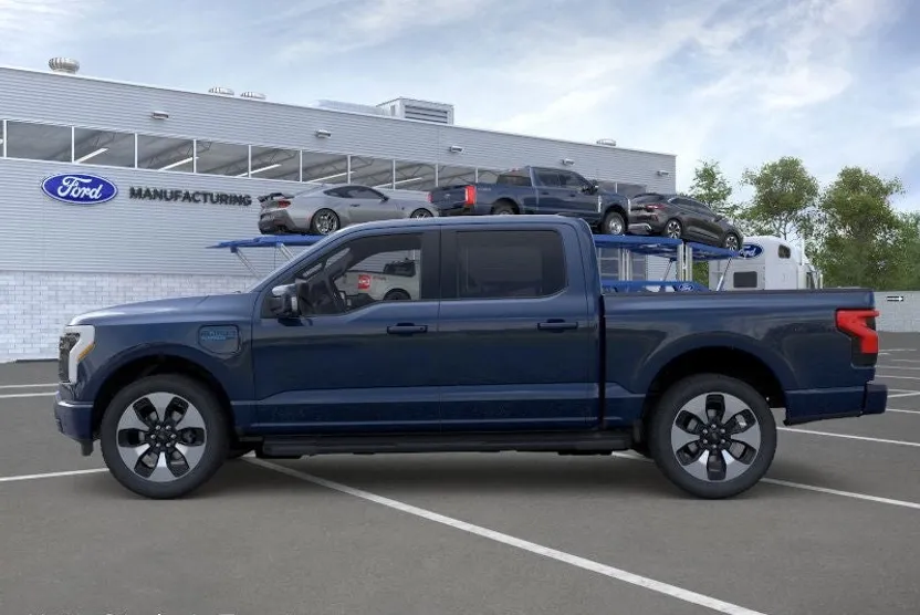 2025 Ford F-150 Lightning Platinum photo 1
