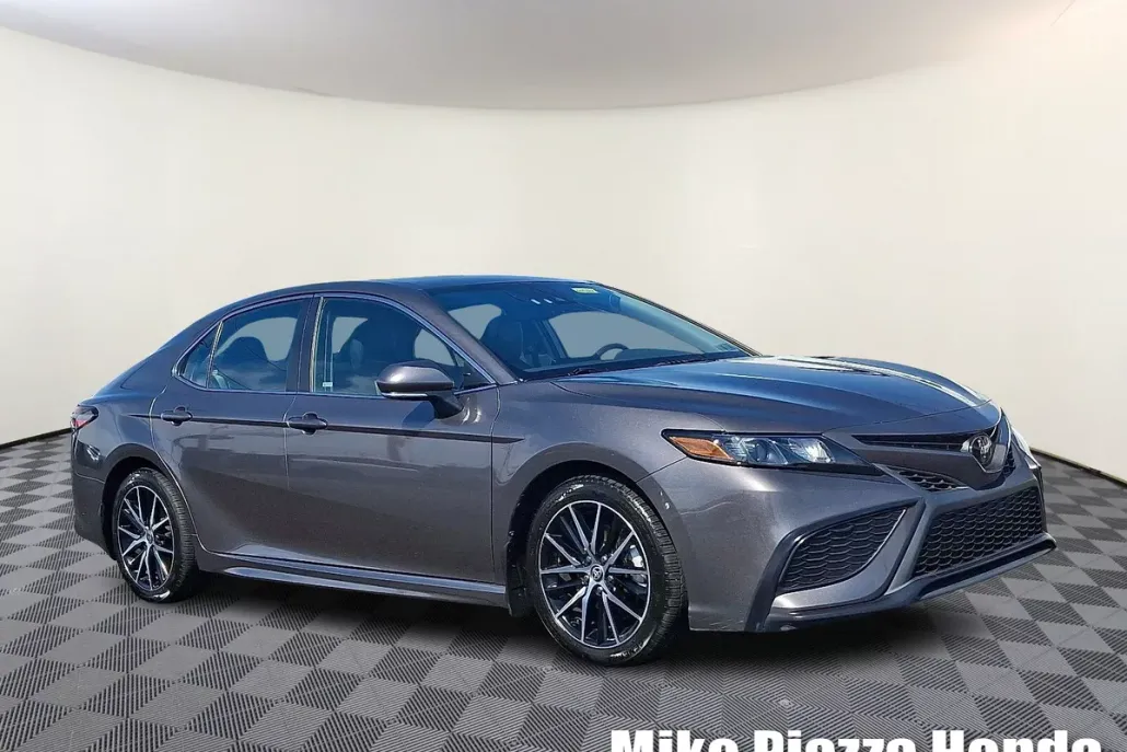 2023 Toyota Camry SE photo 1