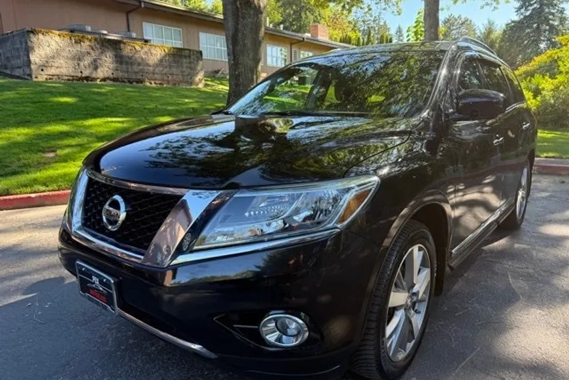 2013 Nissan Pathfinder Platinum photo 1