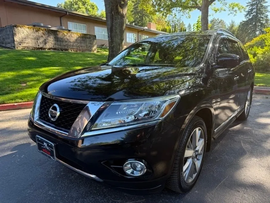 2013 Nissan Pathfinder Platinum photo 1