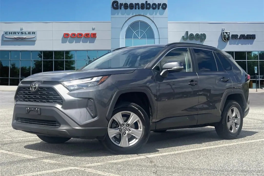 2022 Toyota RAV4 XLE photo 1