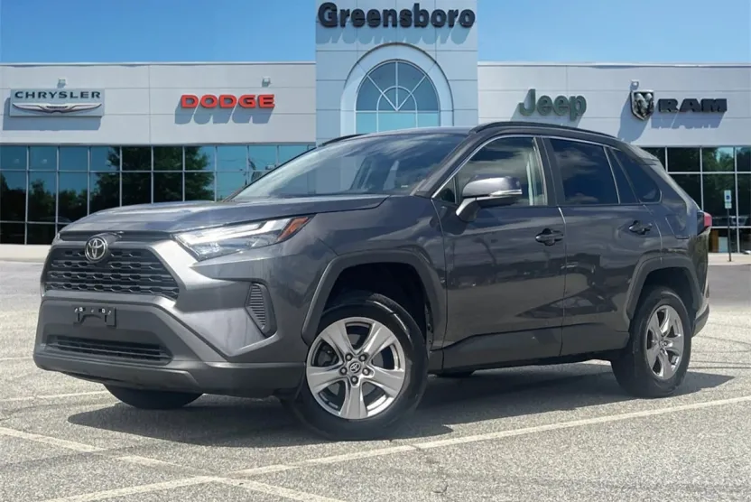 2022 Toyota RAV4 XLE photo 1