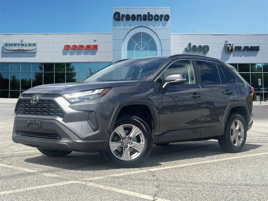 2022 Toyota RAV4 XLE photo 1