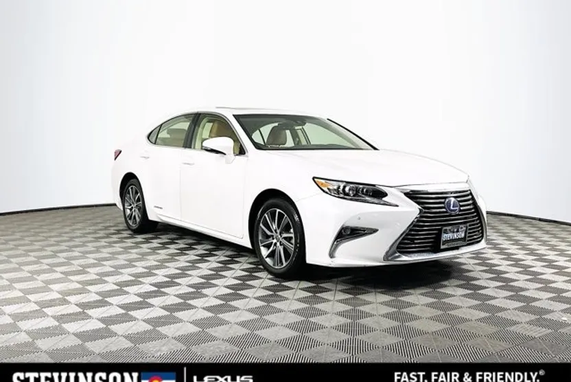 2017 Lexus ES 300h photo 1