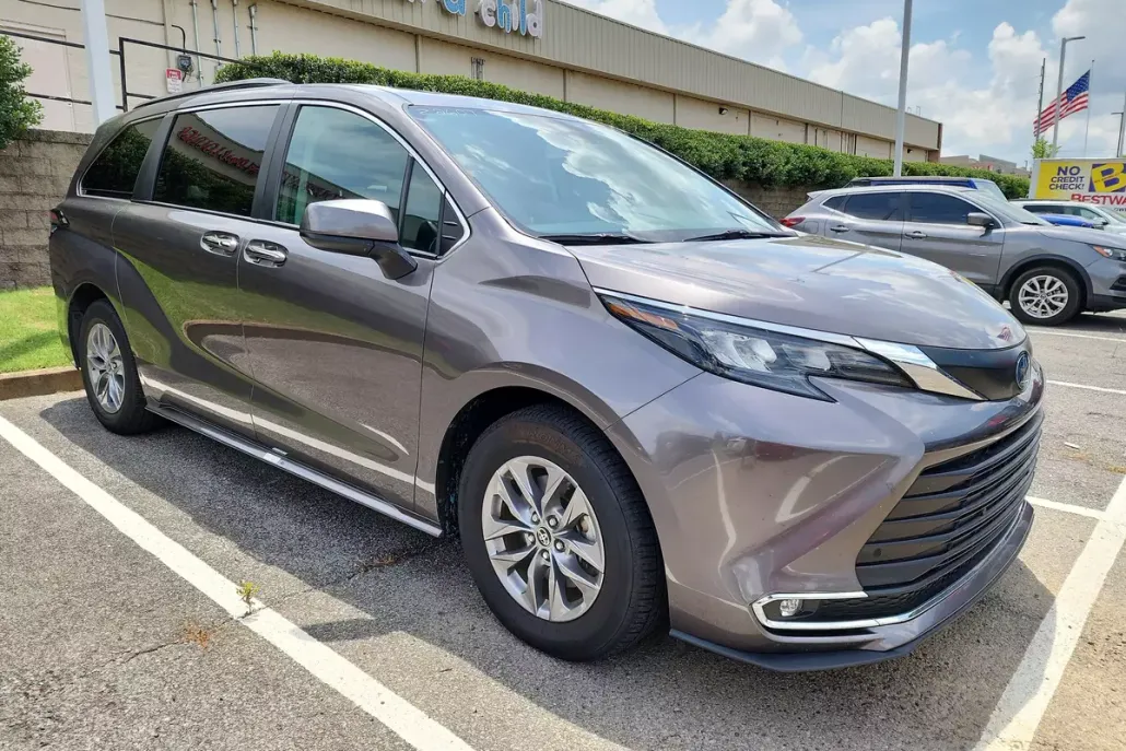 2024 Toyota Sienna XLE photo 1