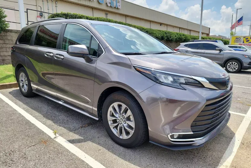 2024 Toyota Sienna XLE photo 1