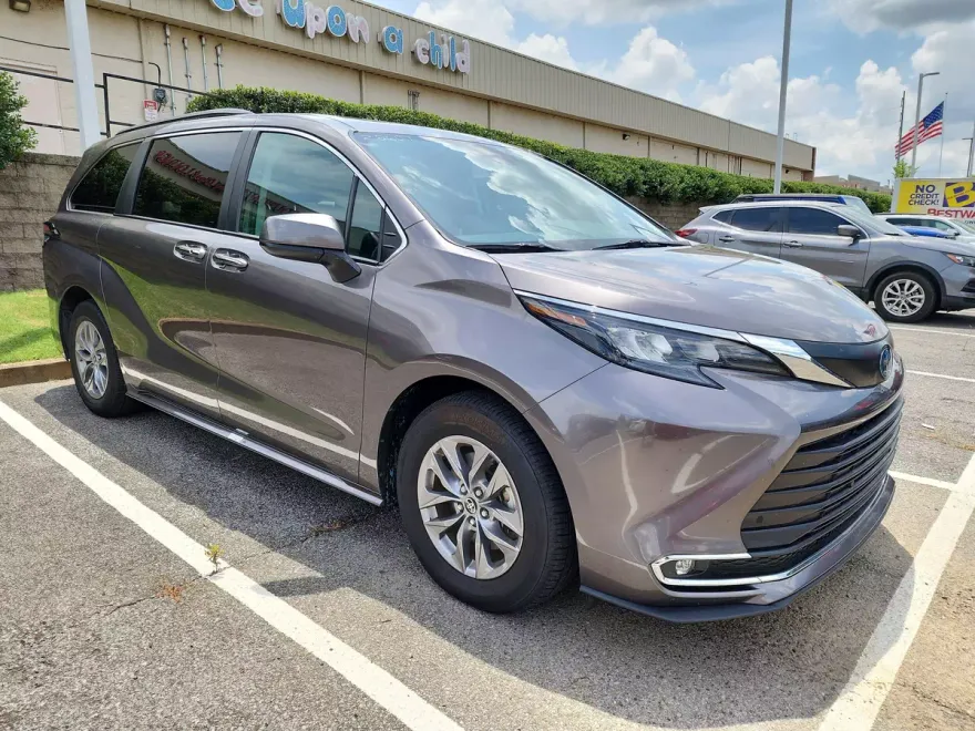 2024 Toyota Sienna XLE photo 1